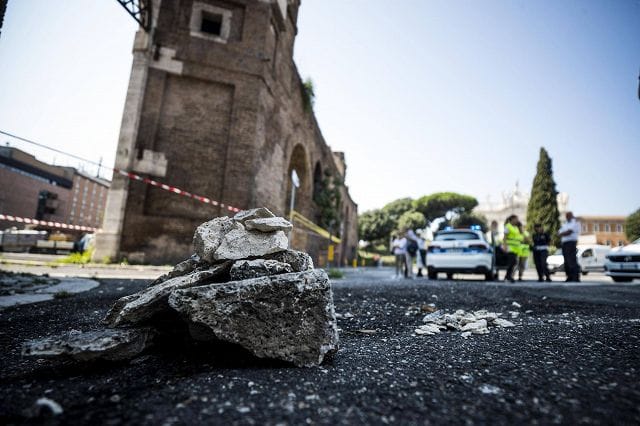 Cade una cornice di 50 cm dalle Mura Aureliane a San Giovanni