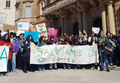 Taranto, 57enne minaccia con la pistola un attivista ambientalista: denunciato dalla Digos