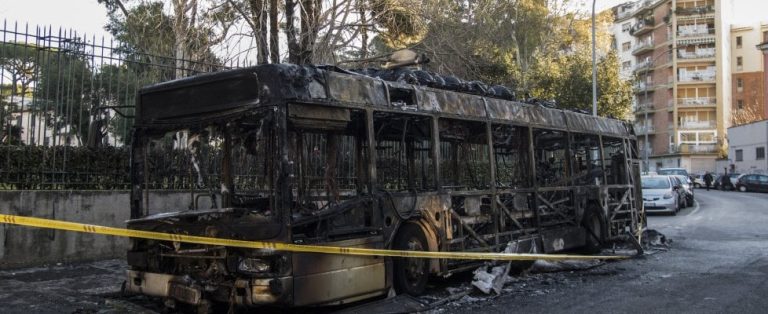 Potenza, incendio in un autobus: danneggiate alcune auto in sosta