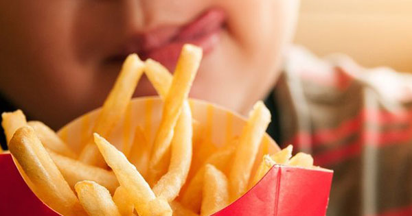 Manchester, dieta supercalorica a base di ‘junk food’: muore per obesità una 13enne