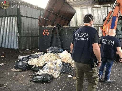 Deposito illegale di rifiuti sequestrato sul Tevere dalla Polizia di Roma Capitale