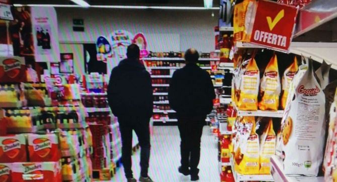 Bovalino (Reggio Calabria), sospesi tre dipendenti pubblici: invece di essere ufficio facevano shopping