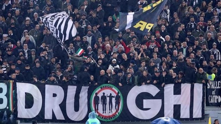 Torino, arrestati 12 ultrà: ricattavano il club: “Se non ci pagate i biglietti urliamo cori razzisti”
