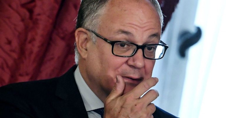 Ecco il primo no del ministro Gualtieri all’Eurogruppo: “Una manovra restrittiva sarebbe controproducente”