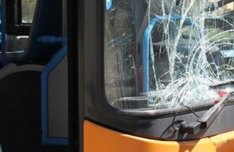 Napoli, baby gang lancia dei sassi contro un bus a Ponticelli