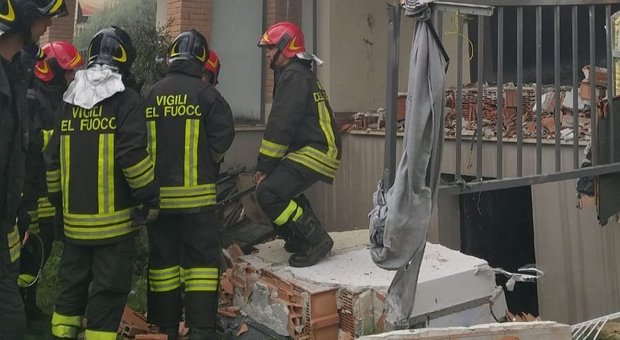 Roma, esplosione in una palazzina a Fonte Nuova: una persona è rimasta ustionata