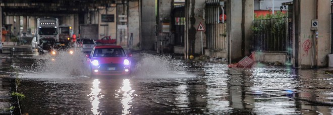 Maltempo, voragini e allagamenti a Napoli