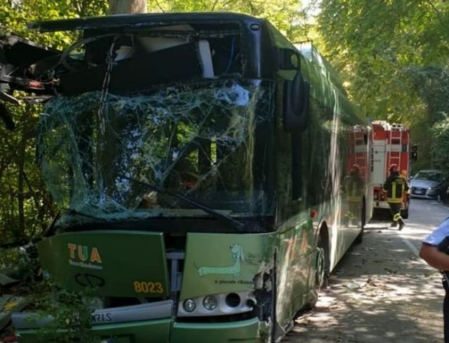 Caprara d’Abruzzo (Pescara), autobus contro un albero, feriti 15 studenti