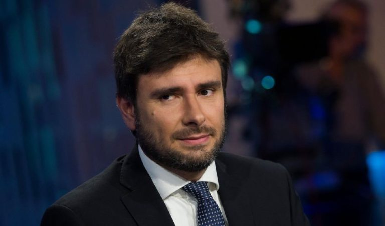 M5S, Di Battista richiama i suoi: “Il Pd? Partito ipocrita, non vi fidate”