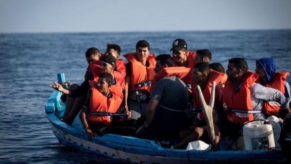 Lampedusa, sbarcati 13 migranti tunisini con un barchino di legno