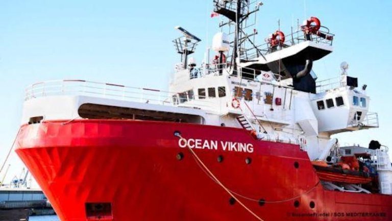 Migranti, le autorità italiane indicano Lampedusa come porto sicuro di sbarco per gli 82 naufraghi della nave “Ocean Viking”