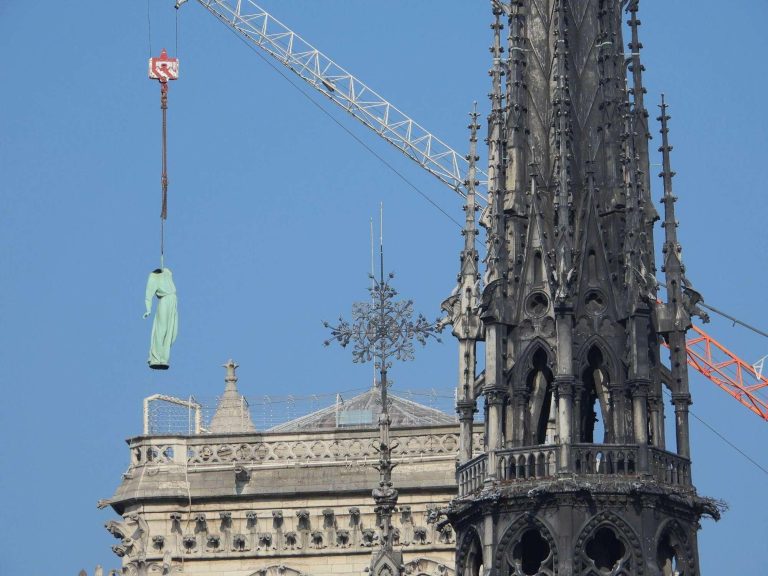 Parigi, per la ricostruzione di Notre-Dame nessuna fretta