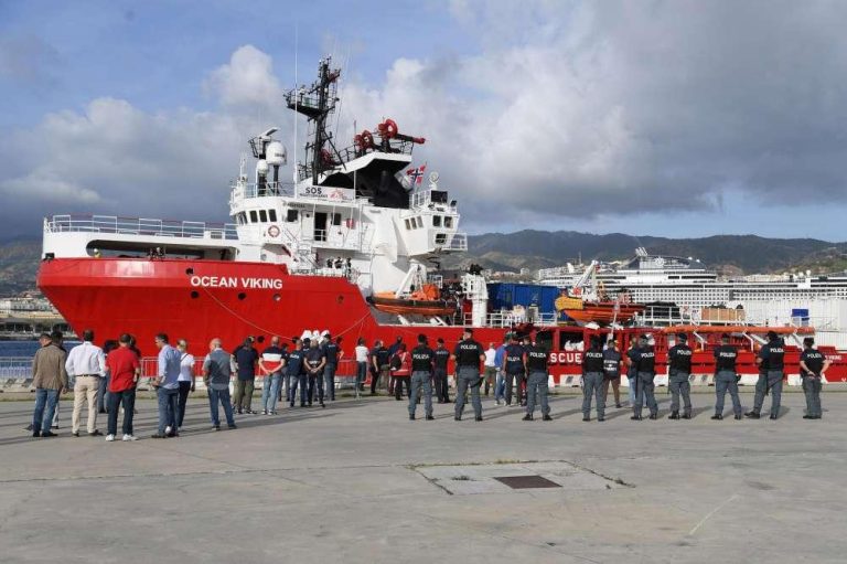 Messina, dalla nave Ocean Viking arrestati due presunti scafisti