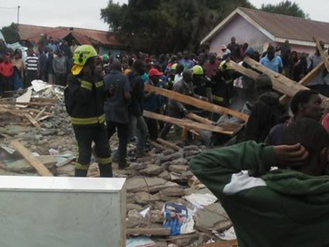 Kenya, crolla una scuola a Nairobi: almeno sette vittime. Dieci bambini intrappolati sotto le macerie