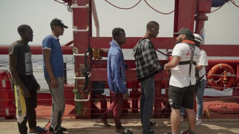 Messina: al via le operazioni di sbarco dei 182 migranti dalla nave Ocean Viking