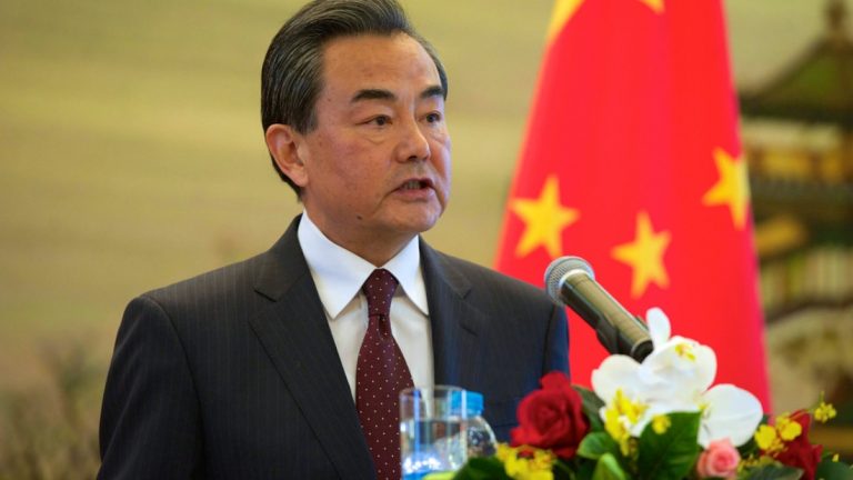 Cina, parla il ministro degli Esteri Wang Yi: “Rispettosi degli Usa ma non tolleriamo interferenze sugli affari interni”