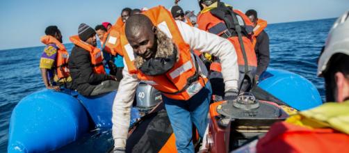 Lampedusa, sbarcati 102 migranti soccorsi dalla Guardia costiera