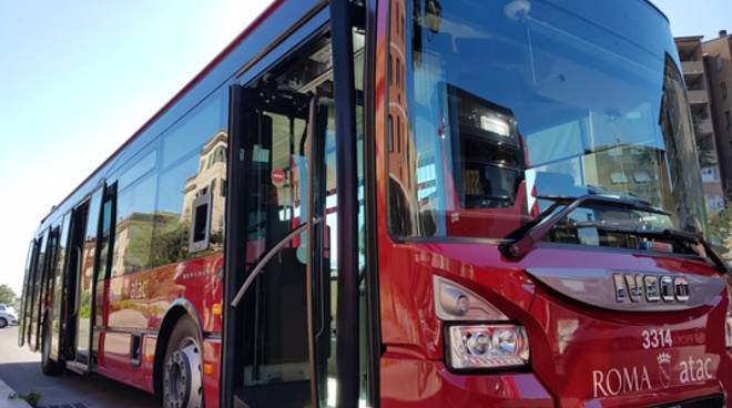 Raggi consegna i nuovi bus al quartiere Corcolle