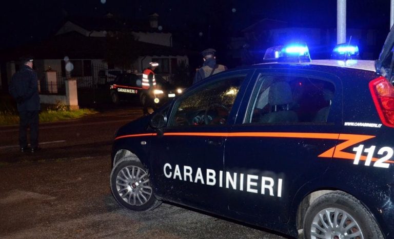 Napoli, si fingevano carabinieri per rapinare negozi e abitazioni: dieci in manette