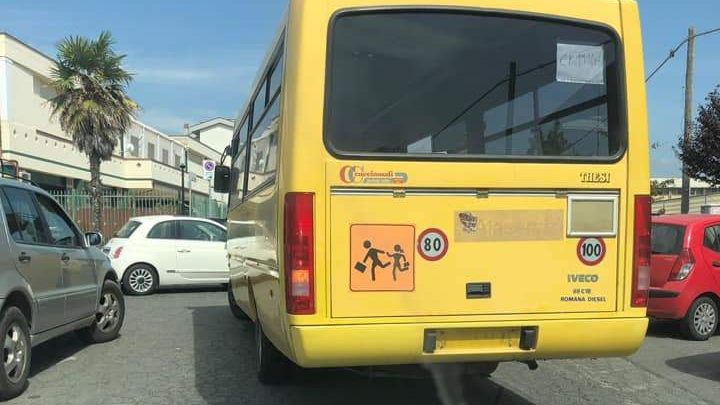 Stop agli scuolabus senza targhe