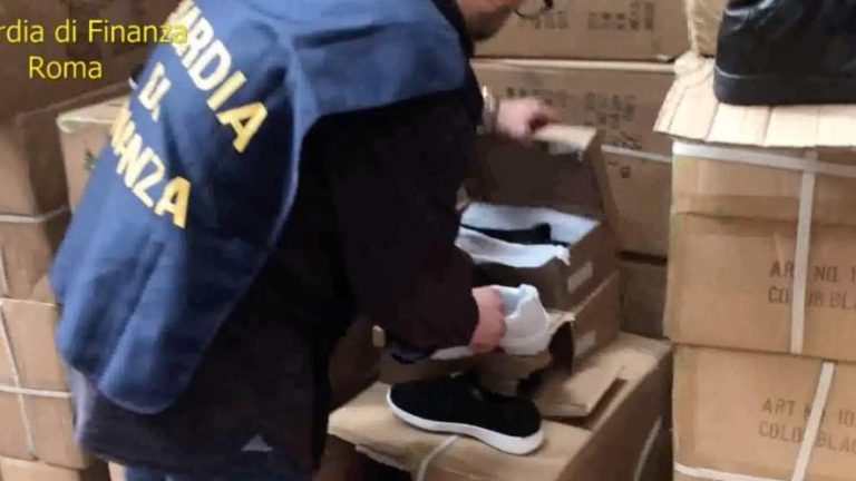 Roma, scoperto deposito clandestino di scarpe a Tor Pignattara: sequestrate 255mila calzature