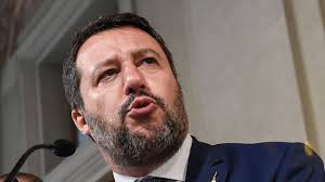 Post offensivo su Twitter di un giornalista Rai contro Salvini. Solidarietà da Matteo Renzi