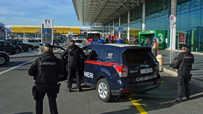 Fa shopping al duty free e si rifiuta di pagare, arrestato