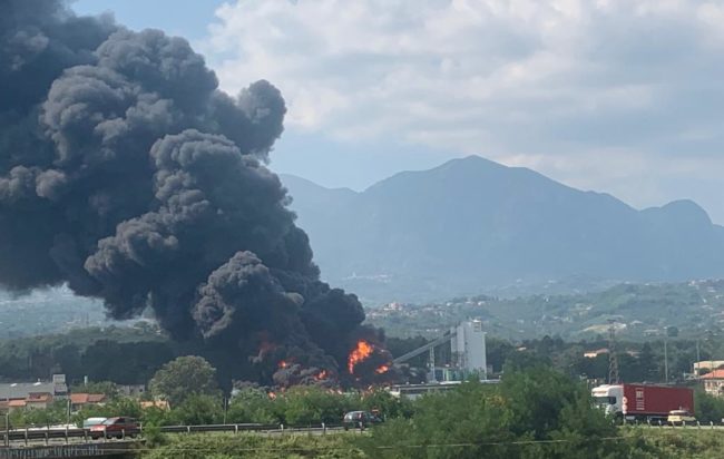 Pianodardine (Avellino), violento incendio in una fabbrica di batterie. Il sindaco: “State in casa”