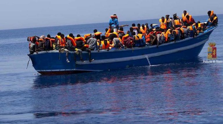 Migranti, barcone con 56 persone in difficoltà a largo della Libia