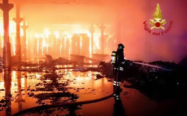 Francia, le autorità dicono: incendio spento nella fabbrica chimica di Rouen