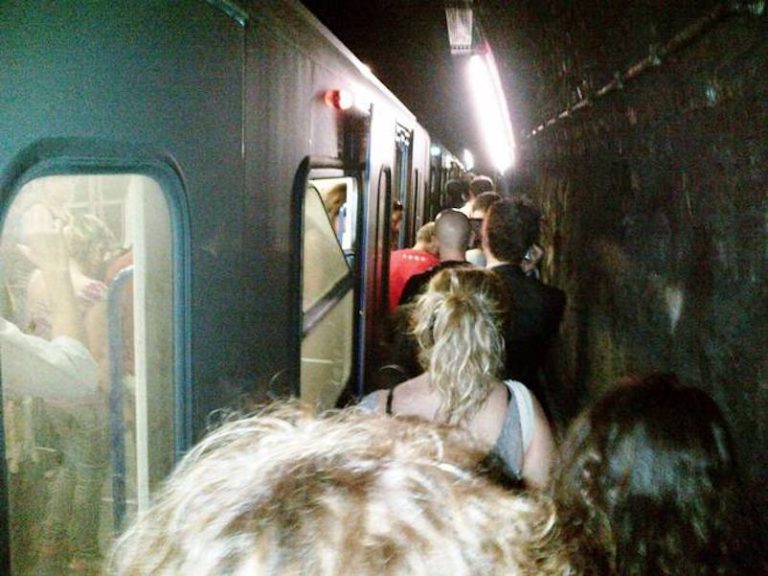 Roma, caos e panico alla metro B: linea bloccata, centinaia di passeggeri a piedi nella gallerie