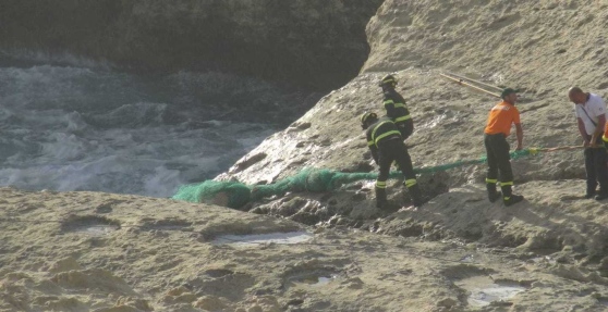 Sant’Archittu (Oristano): cade in mare dopo aver scattato una foto: morto un turista