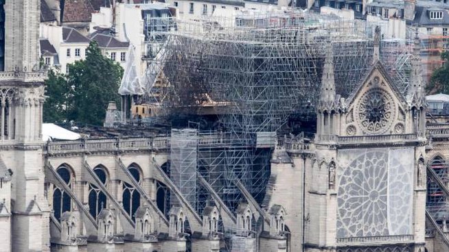Parigi, la cattedrale di Notre-Dame è ancora a rischio crolli