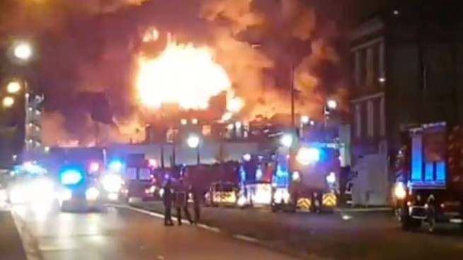 Francia, vasto incendio in un impianto chimico a Rouen: è un sito ad alto rischio
