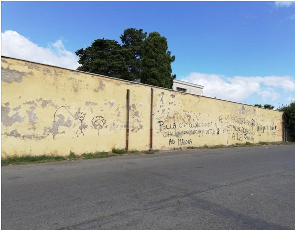 Il muro del cimitero monumentale da tempo in condizioni indecorose