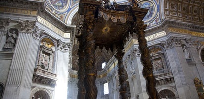 Roma, squilibrato getta a terra il candelabro del baldacchino della Basilica di San Pietro