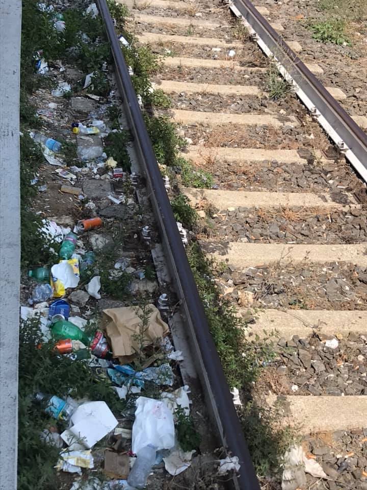 I binari del treno sono i nuovi secchi della spazzatura