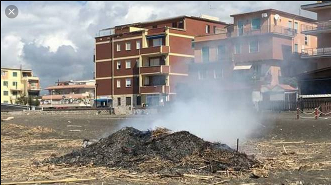 Roghi tossici e aria irrespirabile: i cittadini dicono basta