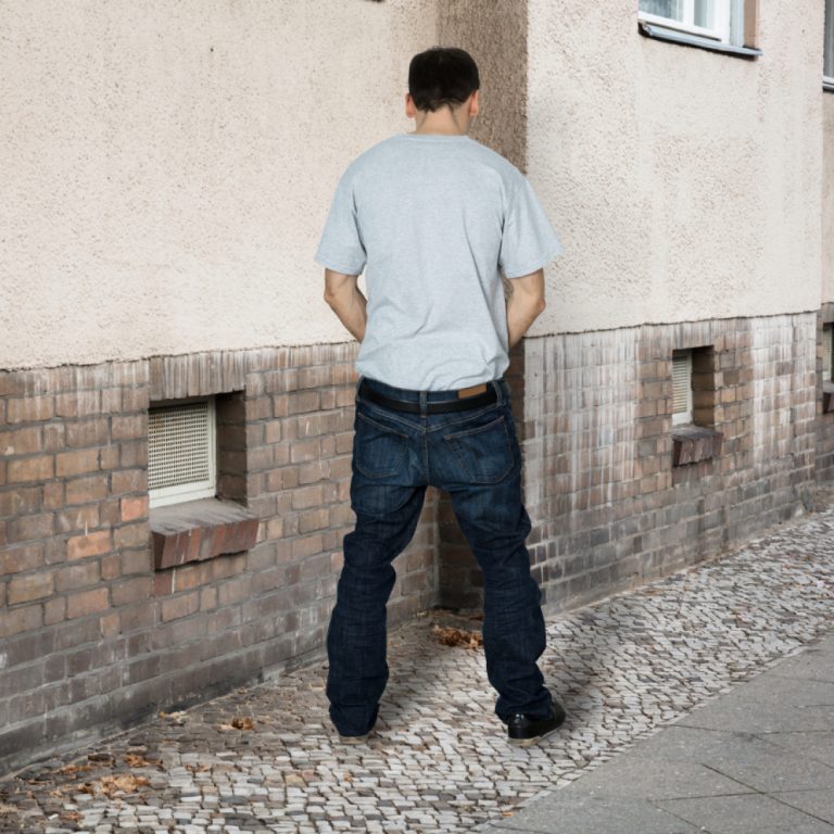 Bologna, multato turista tedesco: aveva fatto la pipì in strada