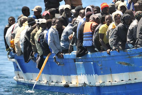 Lampedusa, nuovo sbarco di migranti tunisini con un barchino