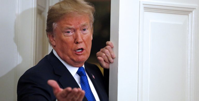 Usa, parla il presidente Trump: “Sembro arancione? Colpa delle lampadine della Casa Bianca”