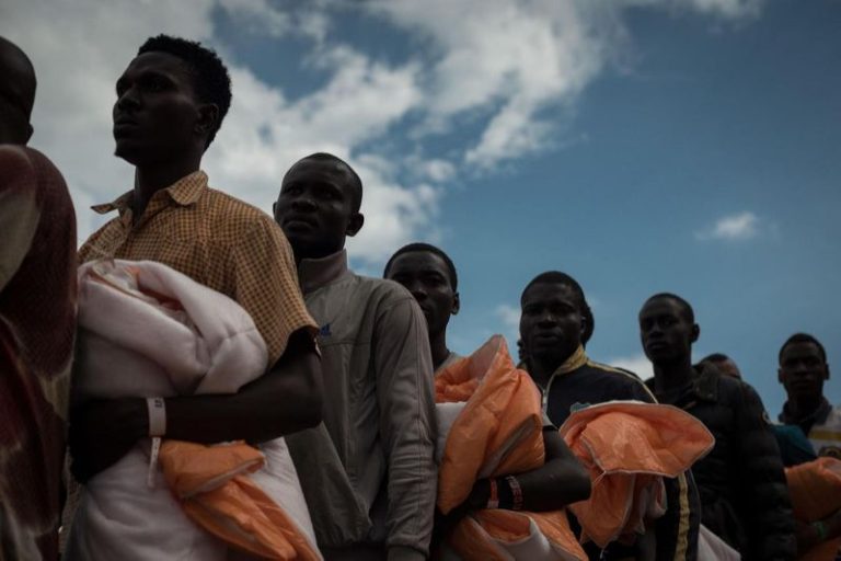 Migranti, nuovo sbarco a Lampedusa: ci sono anche 17 bambini