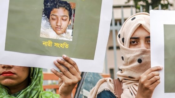 Bangladesh: ragazza arsa viva: 16 condanne a morte
