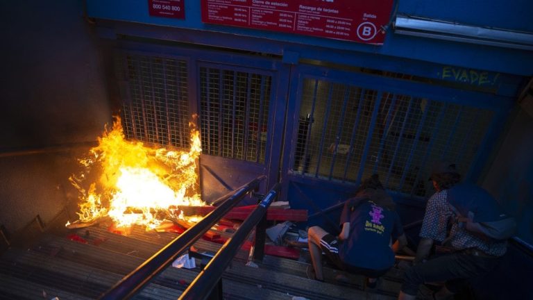 Cile, metro in fiamme a Santiago per l’aumento del prezzo del biglietto