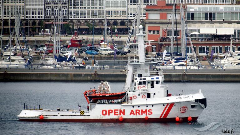 Migranti, la nave ong Open Arms ha attraccato a Palermo per una sosta tecnica