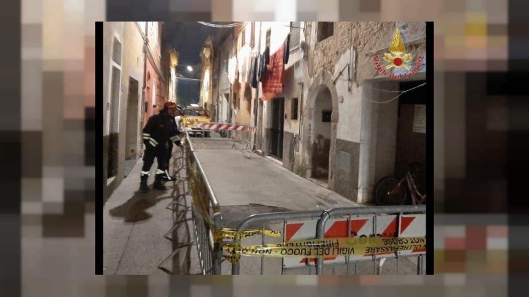 Ponsacco (Pisa), crolla il tetto: evacuata una palazzina di cinque piani