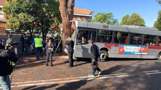 Roma, tragedia sfiorata: autobus contro un albero sulla via Cassia. 29 passeggeri feriti di cui otto in codice rosso