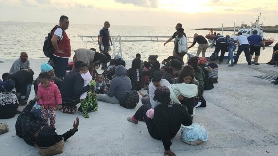 Taranto, ha attraccato la nave Ocean Viking con 131 migranti a bordo