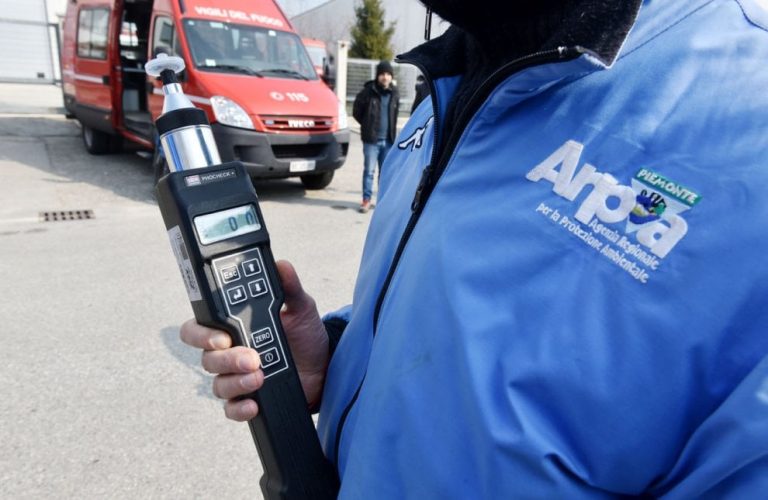 Milano, segnalazioni di un forte odore acre nel quartiere Ripamonti: controlli dei tecnici dell’Arpa