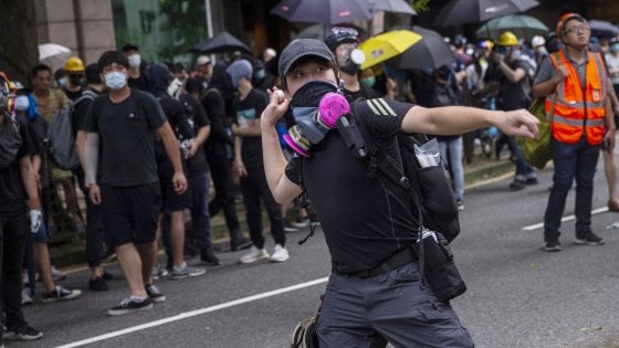Hong Kong, ancora tensioni e incidenti durante i cortei degli ‘ombrelli gialli’